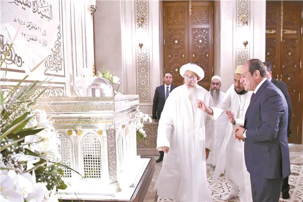 الرئيس عبدالفتاح السيسى وسلطان البهرة خلال افتتاح أعمال التطوير والترميم بمسجد السيدة نفيسة