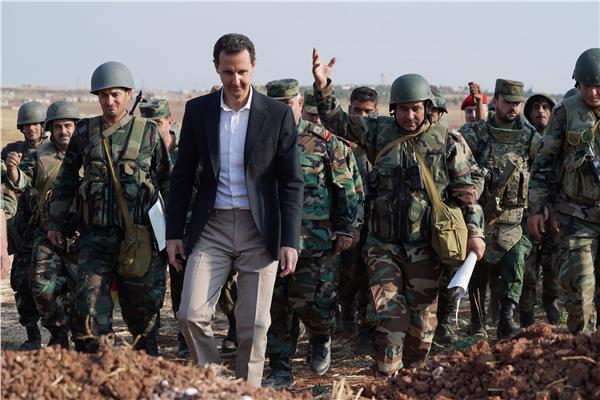 بشار الأسد وسط بعض عناصر جيشه