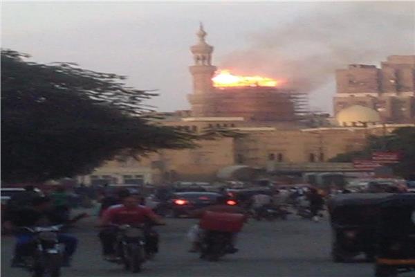 حريق عقار بجانب مسجد السيدة زينب