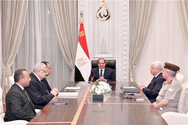 الرئيس عبد الفتاح السيسي خلال اجتماعه بكبار رجال الدولة