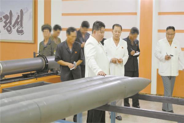 زعيم كوريا الشمالية يتفقد أحد المصانع العسكرية