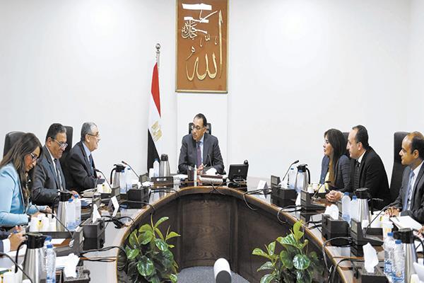 د. مصطفى مدبولى خلال اجتماعه مع وزير الكهرباء