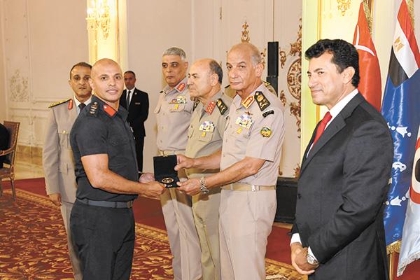  الفريق أول محمد زكى يكرم أبطال القوات المسلحة