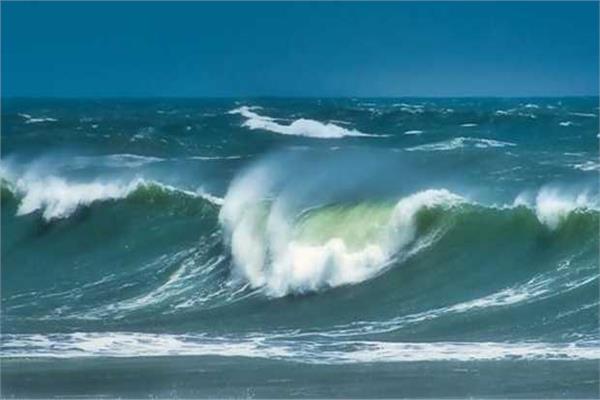 ارتفاع الأمواج بسبب نشاط الرياح