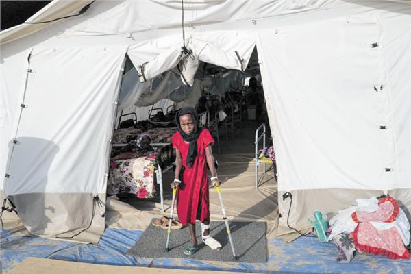 طفلة سودانية أمام أحد مستشفيات أطباء بلا حدود فى السودان