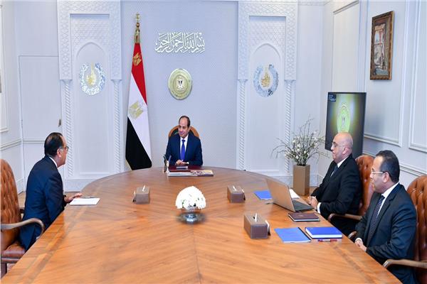 الرئيس عبد الفتاح السيسي خلال اجتماعه مع رئيس الوزراء، ورئيس جهاز تنمية المشروعات