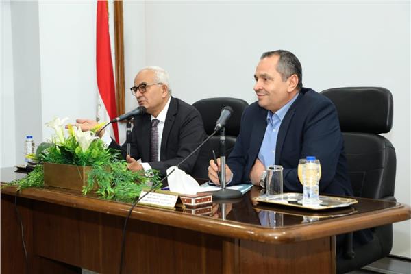 اللواء يسرى عبد الله سالم ووزير التعليم د. رضا حجازي أثناء الاجتماع