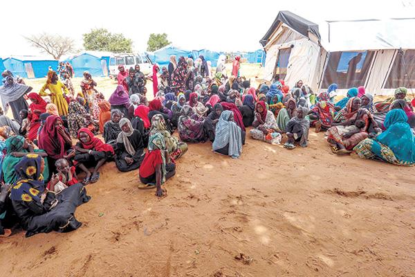 سودانيات ينتظرن مساعدات دولية فى مخيم للاجئين بتشاد