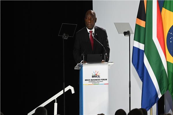 رئيس جنوب أفريقيا سيريل رامافوزا خلال الكلمة الافتتاحية لقمة "بريكس"