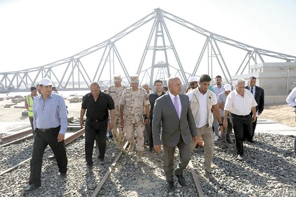 الفريق كامل الوزير خلال تفقده خط سكة الحديد من «بالوظة» حتى ميناء شرق بورسعيد