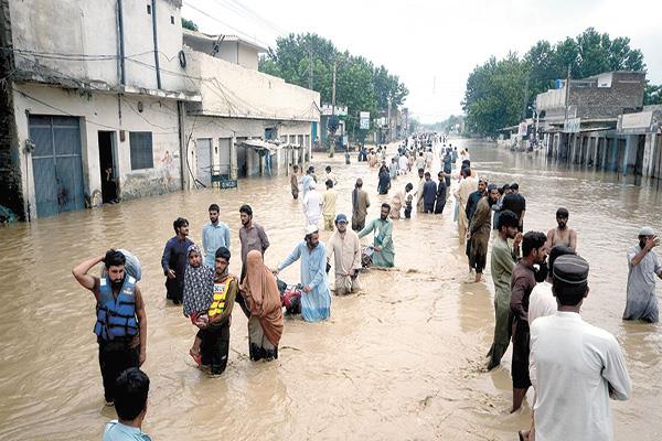 مياه الفيضانات تغرق الطرق فى باكستان