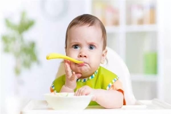 طفل يتناول الطعام - أرشيفية