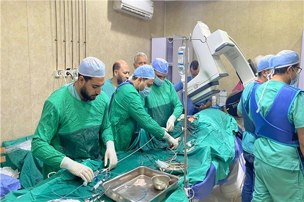 أطباء المركز الإسلامي لأمراض القلب أثناء إجراء إحدى عمليات القلب