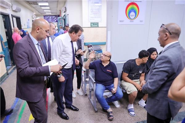 الدكتور خالد عبدالغفار خلال جولته التفقدية لمستشفى الزيتون التخصصي