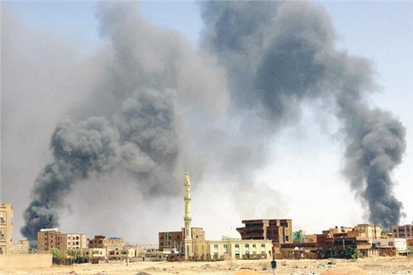 أعمدة دخان متصاعدة فوق مبان جراء قصف جوى خلال اشتباكات ب بالخرطوم