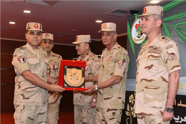 وزير الدفاع يكرم الكليات العسكرية الحاصلة على المراكز الأولى في بطولة الكفاءة البدنية
