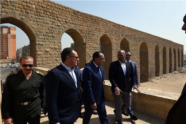 رئيس الوزراء يفتتح مشروع ترميم برج مأخذ سور مجرى العيون الأثري