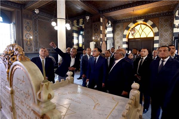 رئيس الوزراء يشهد افتتاح معبد "بن عزرا" 