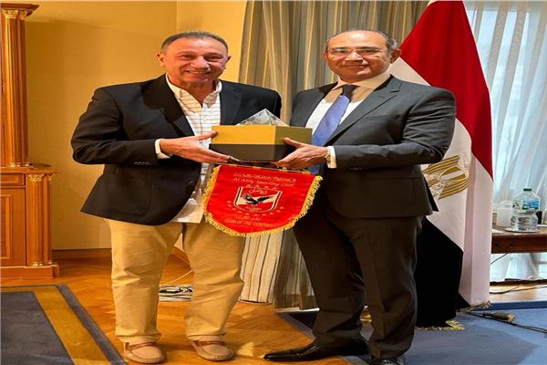 محمود الخطيب خلال إهداء سفير مصر بألمانيا درع الأهلي