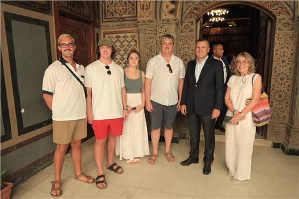  وزير السياحة والآثار يلتقي مجموعة من السائحين خلال افتتاح عدد من المواقع الأثرية بمصر القديمة