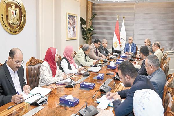 وزير الرى خلال اجتماع لمتابعة مشروعات تنمية سيناء