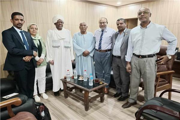 مستشفيات جامعة أسوان تستقبل القنصل السوداني