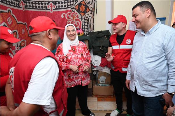 وزيرة التضامن الاجتماعي تتفقد نقاط الخدمات الإغاثية والطبية للهلال الأحمر المصري