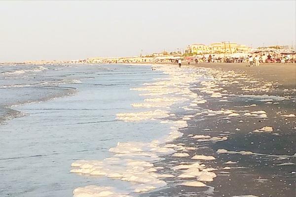 ■ زبد البحر يغطى شواطئ بورسعيد