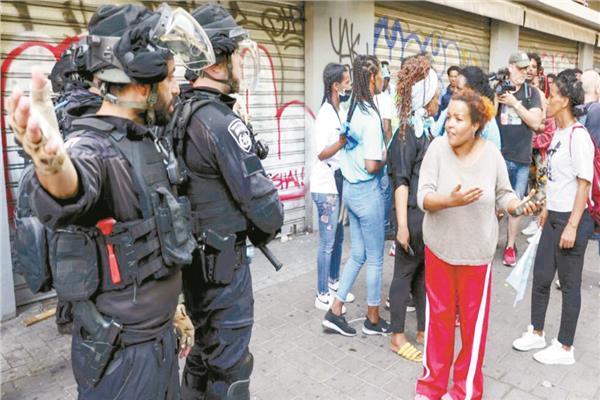 الشرطة الإسرائيلية تفرق طالبى لجوء إريتريين فى تل أبيب