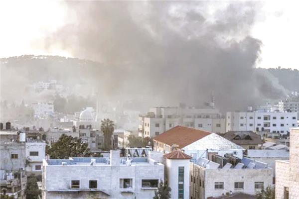 صورة أرشيفية لدخان يتصاعد في سماء مخيم جنين بالضفة الغربية المحتلة