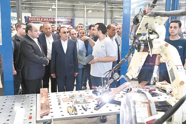 ■ وزير التجارة والصناعة خلال افتتاح مجمع الصناعات الكهربائية ببرج العرب