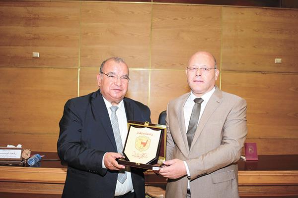 رئيس جامعة سوهاج د. حسان النعمانى قام بتكريم الكاتب الصحفى رفعت فياض