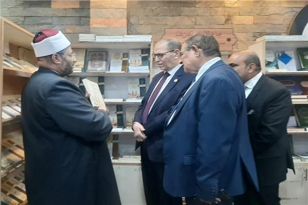 رئيس النيابة الإدارية يتفقد جناح الأزهر بمعرض النيابة الإدارية للكتاب