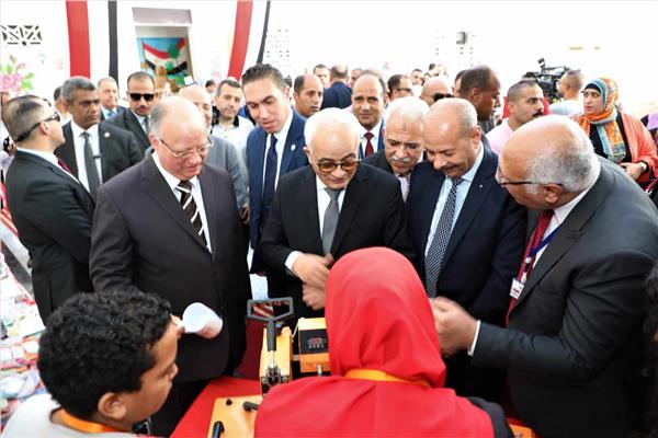 الدكتور رضا حجازي واللواء خالد عبد العال خلال افتتاح معرض "أهلا مدرستي"