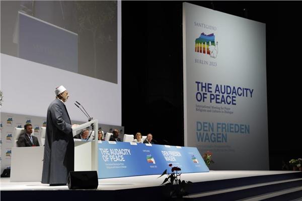 شيخ الأزهر يبدأ كلمته بالمؤتمر الدولي للسلام في ألمانيا بتقديم العزاء للملكة المغربية