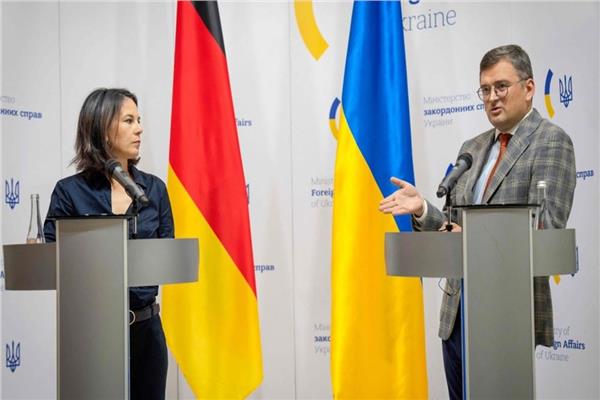 أنالينا بيربوك وزيرة الخارجية الألمانية ونظيرها الأوكراني  دميتري كوليبا