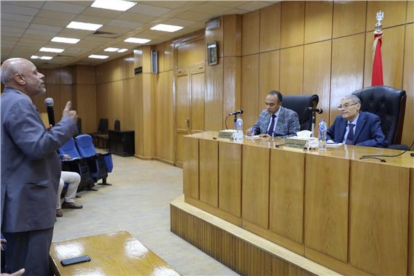 اللواء أسامة القاضي محافظ المنيا خلال المؤتمر