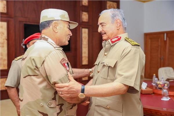 الفريق أسامة عسكر رئيس أركان حرب القوات المسلحة خلال زيارته إلى ليبيا لتقديم الدعم الكامل