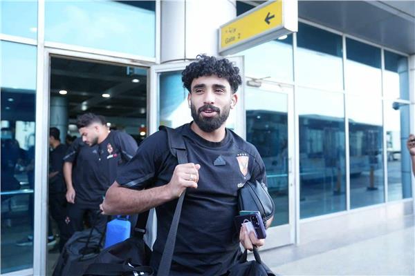 مروان عطية مع لاعبي الأهلي يغادرون مطار القاهرة