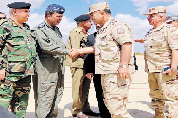 الوفد العسكرى المصرى برئاسة الفريق أسامة عسكر بعد وصوله إلى ليبيا