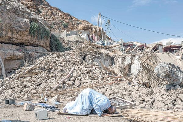 رجل يسجد شكرًا لله بجوار أنقاض منزل دمره الزلزال فى قرية جنوب مراكش
