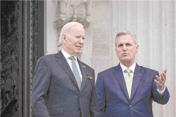 صورة أرشيفية لرئيس مجلس النواب كيفن مكارثي والرئيس جو بايدن