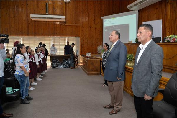 محافظ أسيوط يواصل توزيع الشنط المدرسية على التلاميذ الأولى بالرعاية 