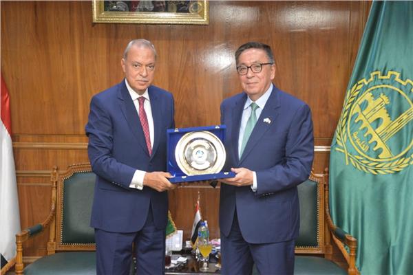 عبد الحميد الهجان محافظ القليوبية مع السفير خيرات لاما شريف سفير جمهورية كازاخستان بالقاهرة