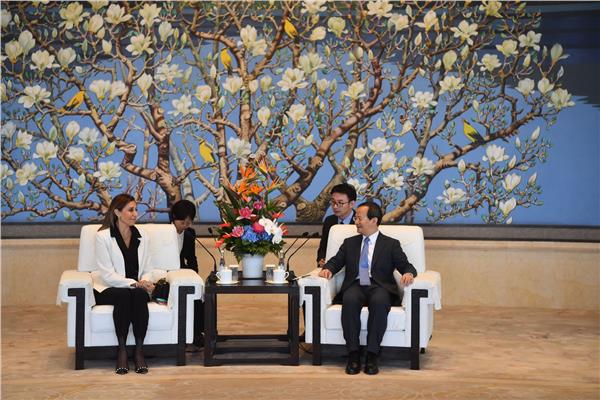 وزيرة الثقافة تلتقي عُمدة بكين
