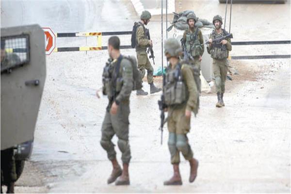 جنود الاحتلال يغلقون الطرق فى جنوب نابلس