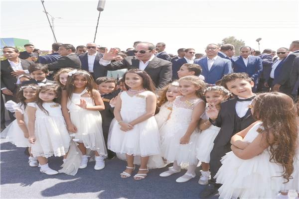 الرئيس عبدالفتاح السيسى يتوسط عددًا من أطفال بنى سويف خلال زيارته التاريخية