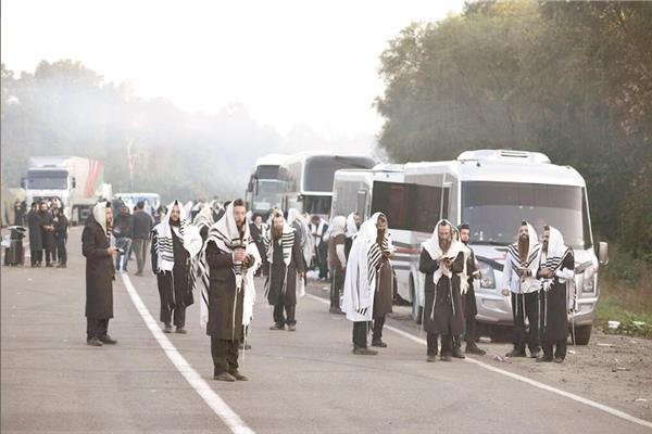 حشود اليهود الحسيديم على الحدود بين بيلا روسيا وأوكرانيا العام الماضى