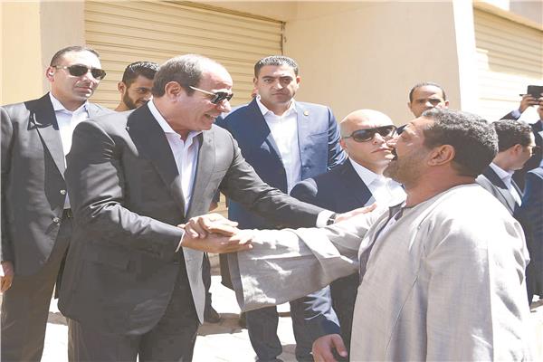 الرئيس يُصافح أحد أهالى بنى سويف خلال زيارته الأخيرة للمحافظة