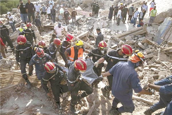 فرق الإغاثة تنتشل إحدى جثث ضحايا الزلزال المُدمر